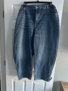 Old Navy Barrel Leg Women Plus Size Jeans in Medium Blue